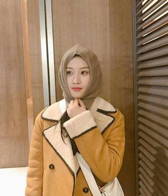 Actor Moon Ga-young reveals behind-the-scenes cut of Drama True BeautyMoon Ga-young posted three photos on his SNS with Shhh on the 14th.Moon Ga-young in the open photo is wearing a hood in his coat. He smiles at the camera and emits a lovely charm.In TVNs drama True Beauty, which was broadcast on the 13th, Im Ju-kyung (Moon Ga-young) and Lee Soo-ho (Cha Eun-woo) who started secret love were depicted.On the other hand, TVN True Beauty starring Moon Ga-young is broadcast every Wednesday and Thursday at 10:30 pm.