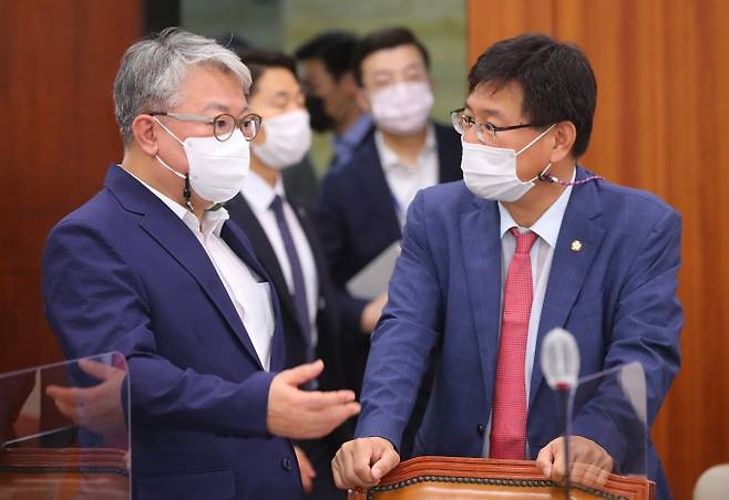 조응천 더불어민주당 의원과 이헌승 국민의힘 의원이 8일 오후 서울 여의도 국회에서 열린 국토교통위원회 전체회의에 참석해 대화하고 있다. [사진=국회사진취재단]