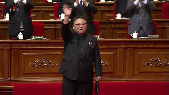 북한 조선중앙TV는 지난 12일 평양에서 노동당 제8차 대회가 폐막했다고 13일 보도했다. 김정은 당 총비서가 박수를 받으며 당대회 참석자들에게 손을 흔들고 있다. 조선중앙TV=연합뉴스