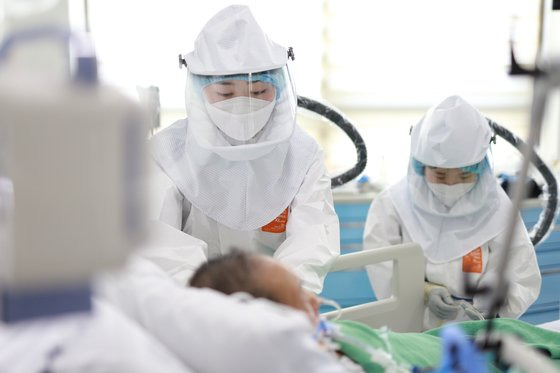 강원대학교병원 음압 병상에서 의료진이 환자를 돌보고 있다. 연합뉴스