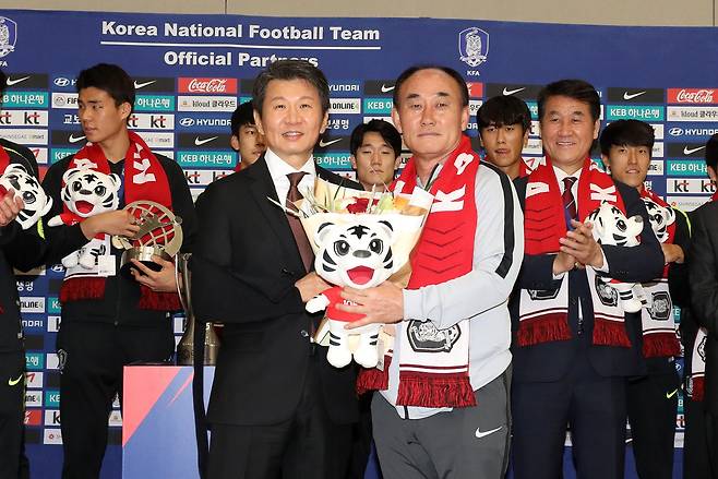 정몽규(왼쪽) 대한축구협회장과 김학범 올림픽대표팀 감독. [뉴스1]