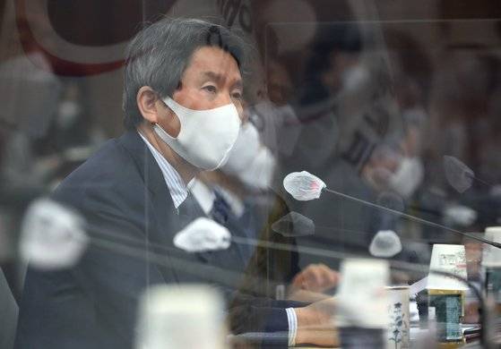 이인영 통일부 장관이 14일 오전 서울 종로구 정부서울청사에서 제318차 남북교류협력추진협의회를 진행하고 있다. [뉴스1]