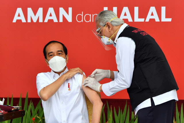 13일(현지시간) 조코 위도도 인도네시아 대통령이 코로나19 백신을 접종하고 있다. /로이터연합뉴스
