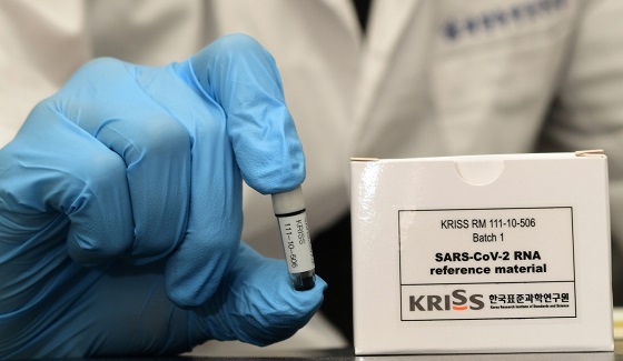 KRISS에서 개발한 코로나19 바이러스 유전자 표준물질지난 7월 KRISS가 세계 2번째로 개발한 ‘코로나19 바이러스 유전자 표준물질’은 현재까지 총 74개가 판매된 것으로 확인됐다. 구매 업체를 대상으로 조사한 결과, 대부분 진단키트 개발 및 검증에 활용하고 있다고 답했다.사진=표준연