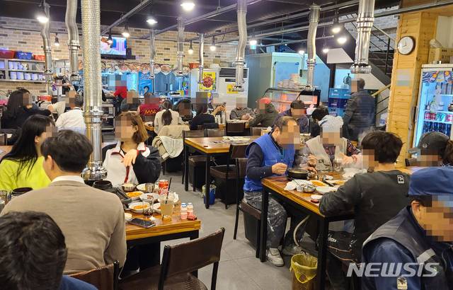 정부가 코로나19 확산 방지를 위해 5인 이상 사적 모임 제한 및 스키장 운영 중단, 관광명소 폐쇄 등 특별대책을 시행한 지난달 24일 서울의 한 식당에서 시민들이 점심식사를 하고 있다. / 사진제공=뉴시스
