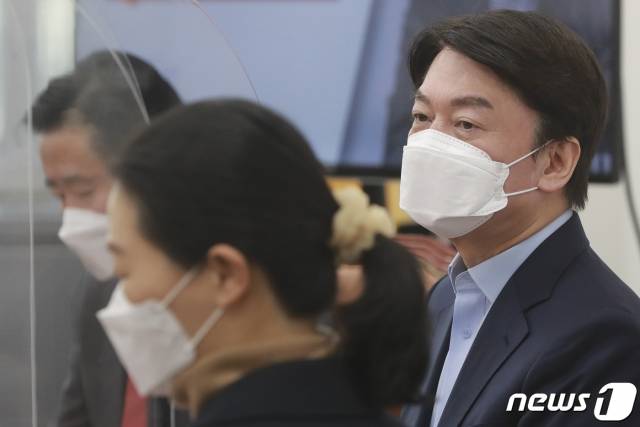 안철수 국민의당 대표가 14일 오전 서울 여의도 국회에서 열린 최고위원회의에서 위원들의 발언을 듣고 있다/사진=뉴스1