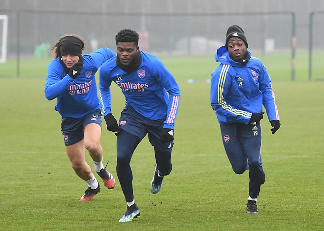 부상으로 한달 가량 전력에서 이탈했던 아스널 미드필더 토마스 파티(가운데)가 13일(현지시간) 영국 런던의 훈련장에서 동료들과 함께 훈련을 받고 있다. /사진=아스널 공식 트위터