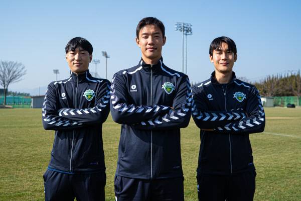 전북 현대의 주장 홍정호(가운데)와 부주장 이용(오른쪽), 최영준.  전북 현대 제공