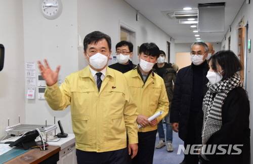 [서울=뉴시스] 서정협 서울시장 권한대행이 14일 서울시 1호 감염병전담요양병원으로 지정된 강남구 소재 느루요양병원 현장을 방문해 진행상황을 점검하고 있다. (사진=서울시 제공) 2021.01.14. photo@newsis.com