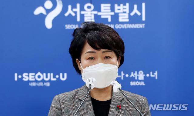 [서울=뉴시스]홍효식 기자 = 김선순 서울시 복지정책실장이 14일 서울 중구 서울시청 브리핑룸에서 서초구 수급자 (방배동 모자) 사망사건 관련 서울시 복지사각지대 발굴·지원 개선대책 기자설명회를 하고 있다. 2021.01.14. yesphoto@newsis.com