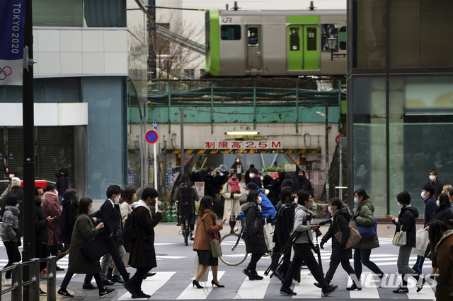 [도쿄=AP/뉴시스]지난 6일 일본 수도 도쿄 시부야 거리를 신종 코로나바이러스 감염증(코로나19) 감염 예방을 위해 마스크를 착용한 시민들이 걷고 있다. 2020.01.07.
