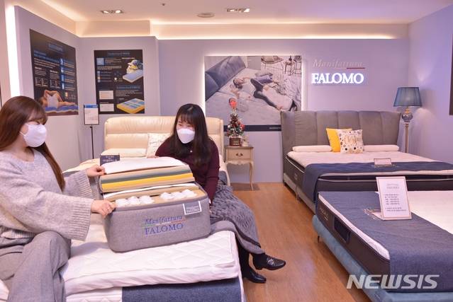 [대구=뉴시스]김정화 기자 = 이태리 명품 침대 브랜드 '팔로모(FALOMO)'가 히트폼 매트리스를 신규 판매한다.(사진 = 대구백화점 제공) 2021.01.14. photo@newsis.com