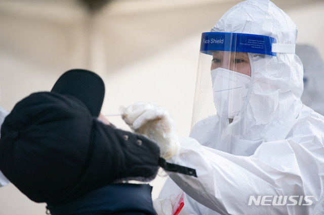 [구미=뉴시스] 박홍식 기자 = 사흘 연속 신종 코로나바이러스 감염증(코로나19) 확진자가 600명 대를 기록한 10일 오후 경북 구미시 금오산 사거리 복개천 주차장에 마련된 임시선별진료소에서 의료진이 검체 채취를 하고 있다. (사진=구미시 제공) 2021.01.10 photo@newsis.com