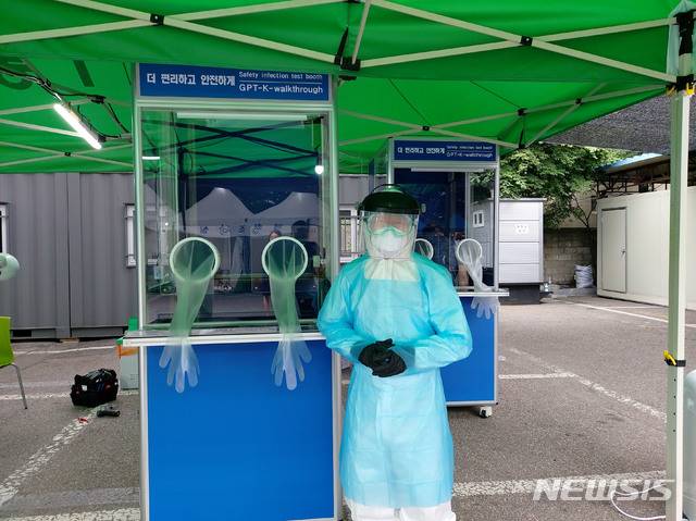 [성남=뉴시스]성남시 선별진료소의 검체채취 부스.