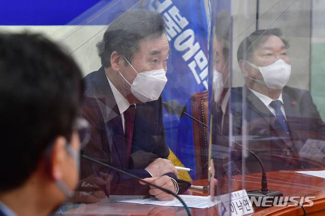 [서울=뉴시스]전진환 기자 = 이낙연 더불어민주당 대표가 14일 오전 국회에서 열린 국난극복 K-뉴딜위원회 국난극복본부 점검회의에서 모두발언을 하고 있다.  (공동취재사진) 2021.01.14. photo@newsis.com