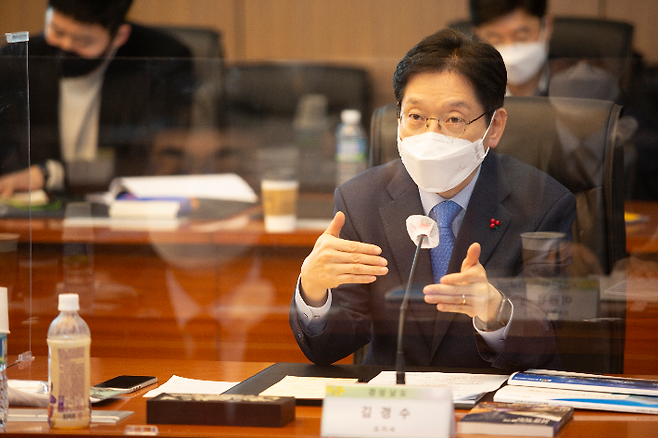 김 지사는 지난 13일 경기도 의왕시 한국철도기술연구원에서 열린 '더불어민주당 K-뉴딜본부 하이퍼튜브 연구현장 간담회'에 참석했다. 경남도청 제공