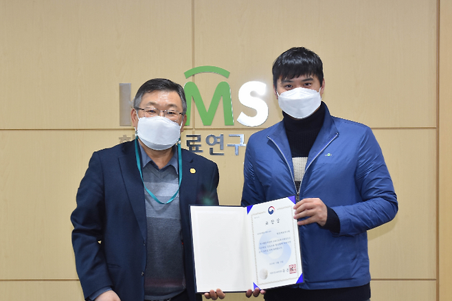 한국재료연구원이 소재과학분야 청소년 진로탐색활동 협력 우수기관으로 인정받아 부총리 겸 교육부 장관 표창을 수상했다. 사진은 이정환 재료연 원장(왼쪽)과 정지호 선임(청소년 진로탐색활동 업무담당). 재료연구원 제공