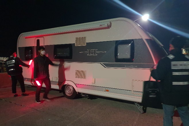 부산 기장군은 지역 내 해안가 등 공공장소에서 이른바 '차박'을 금지하는 행정명령을 발효하고 단속에 나섰다. 기장군 제공