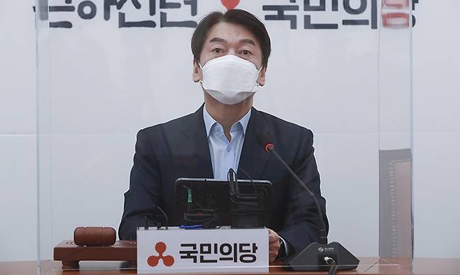 4·7 서울시장 보궐선거 출마를 선언한 국민의당 안철수 대표가 14일 국회에서 향후 5년간 주택 총 74만6000호를 공급하겠다는 내용의 부동산 공약을 발표하고 있다. 서상배 선임기자