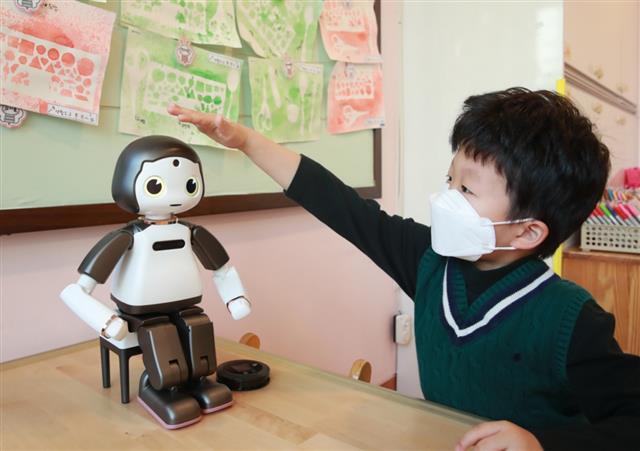 인공지능(AI) 로봇 리쿠와 한 어린이가 대화를 하고 있다.관악구 제공