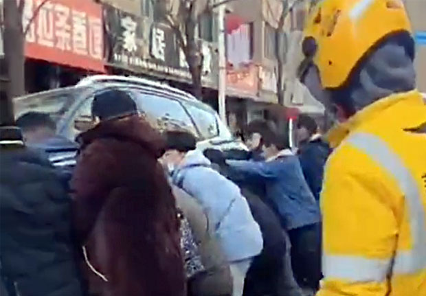 12일 안후이왕은 중국 안후이성 푸양시의 한 도로에서 차 밑으로 말려들어간 어린이를 시민들이 힘을 합쳐 구조했다고 전했다.