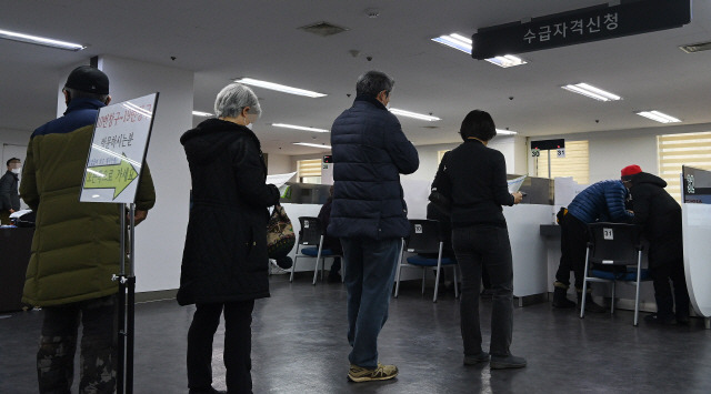 13일 서울 마포구 서울서부고용센터를 찾은 실업급여 수급 대상자들이 실업급여 지급 신청을 위해 줄을 서고 있다. /오승현기자