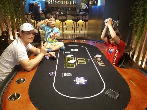 두 아들과 홀덤을 즐기고 있는 ㈜KMGM 가맹본부장 이정섭