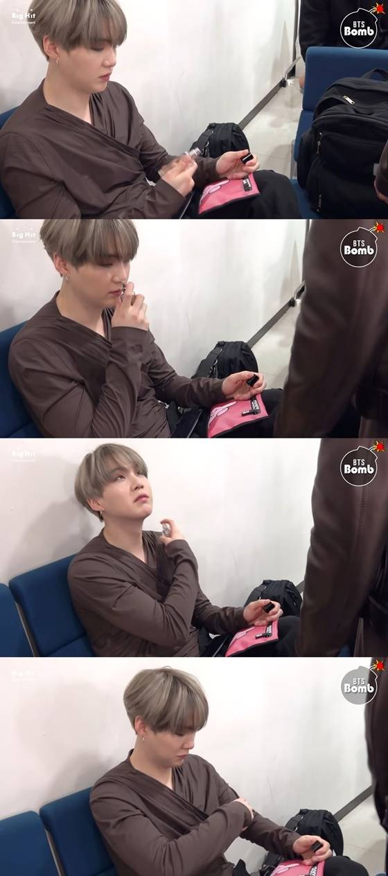 방탄소년단(BTS) 슈가가 정국의 향수를 관심 있게 살펴본 뒤 자신의 몸에 뿌리고 있는 모습 /사진=BANGTAN TV