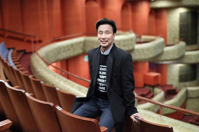 정든 무대 떠나는 이영철 (서울=연합뉴스) 성도현 기자 = 국립발레단 수석무용수에서 은퇴한 이영철씨가 지난 13일 서울 서초구 예술의전당에서 진행한 연합뉴스와의 인터뷰 후 오페라극장에서 포즈를 취하고 있다. 2021.1.14 raphael@yna.co.kr