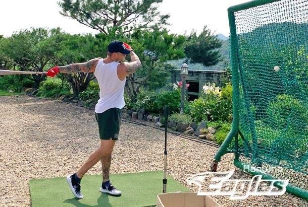 지난해 충북 옥천 단독 주택서 자가격리하며 훈련하는 전 한화 이글스 외국인 선수 반즈. [한화이글스 제공. 재배포 및 DB 금지] photo@yna.co.kr