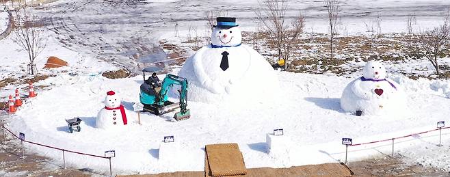 내장산 단풍생태공원에 설치된 대형 눈사람 [정읍시 제공. 재판매 및 DB 금지]
