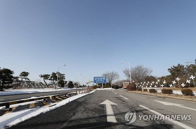 전북 군산공항 일대 비행안전구역 (군산=연합뉴스) 임채두 기자 = 국방부가 비행안전구역 등 군사시설 보호구역 해제를 발표한 14일 비행안전구역으로 설정돼 있는 전북 군산시 옥서면 선연리 군산공항 일대가 한산한 모습이다. 2021.1.14 doo@yna.co.kr