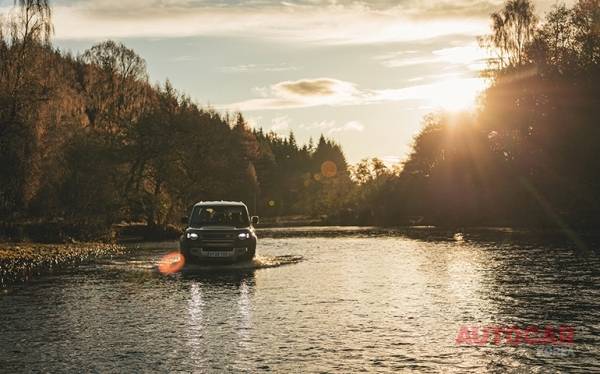 스윙클 앤드 번: 900mm에 달하는 넉넉한 도하능력 덕분에 디펜더로 물 속을 즐길 수 있다
