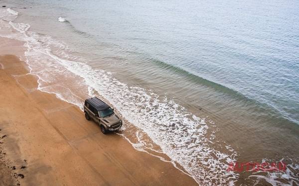 디펜더는 노스 버윅의 차가운 물에 흠뻑 젖은 후 아늑한 휴식처가 되어주었다