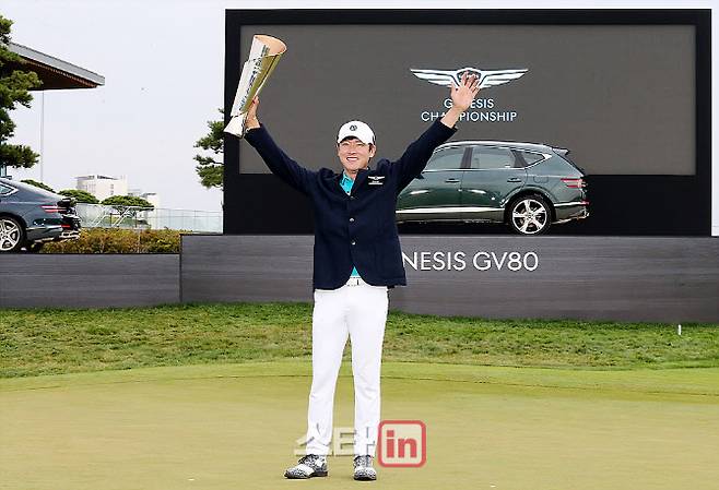 김태훈이 2020년 KPGA 코리안투어 최다 상금이 걸린 제네시스 챔피언십에서 우승한 뒤 트로피를 들고 기뻐하고 있다. (사진=이데일리 골프in 김상민 기자)