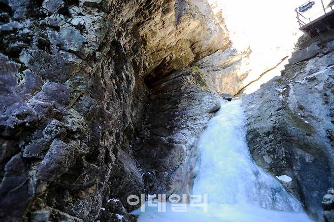 삼악산의 명물인 등선폭포가 연초부터 이어진 강추위에 꽁꽁 얼었다.
