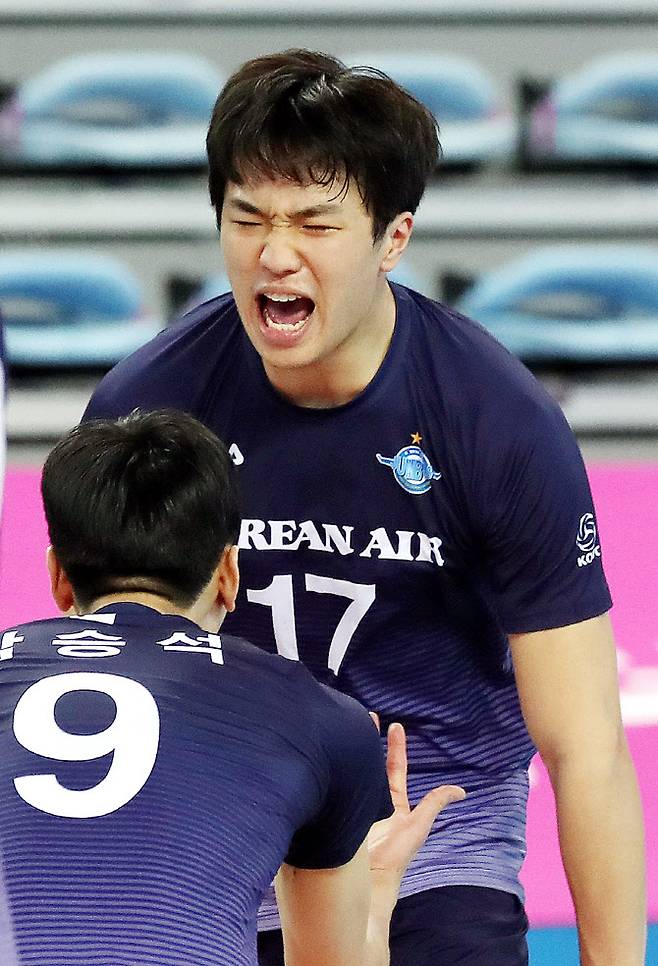 15일 인천 계양체육관에서 열린 남자프로배구 인천 대한항공 대 KB손해보험의 경기. 5세트 대한항공 임동혁이 스파이크서브 에이스를 기록한 뒤 기뻐하고 있다. 사진=연합뉴스