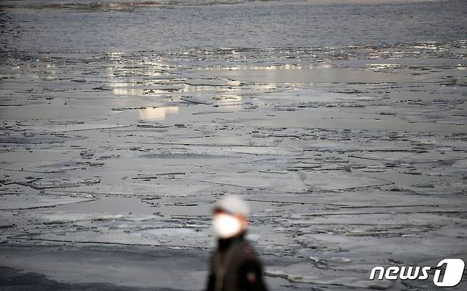 북극발 한파가 물러가고 미세먼지와 황사가 기승을 부린 14일 오후 서울 여의도 한강공원에서 시민들이 마스크를 쓴 채 운동을 하고 있다. 기상청은 강추위가 물러가고 당분간 포근한 날씨가 이어질 것으로 내다보고 있다. 2021.1.14/뉴스1 © News1 오대일 기자