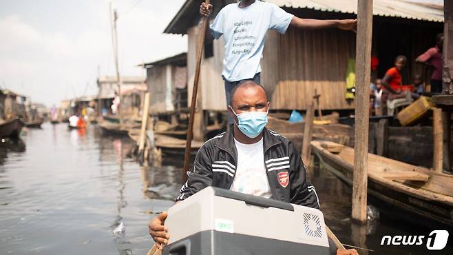 나이지리아 스타트업 Gricd이 개발한 코로나19 백신용 태양열 콜드박스. (미국 CNN 방송) © 뉴스1