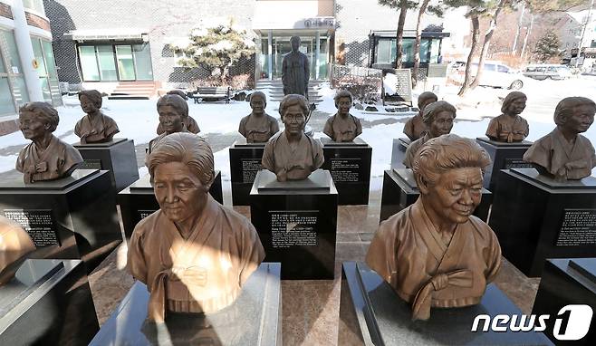 경기도 광주시 퇴촌면 '나눔의 집'에 세워져 있는 고 배춘희씨 등 일본군 위안부 피해 여성들의 흉상. 2021.1.8/뉴스1 © News1 조태형 기자