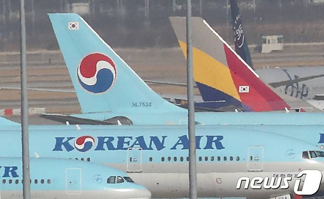 인천국제공항 주기장에 대한항공과 아시아나 여객기가 세워져 있다. 2021.1.14/뉴스1 © News1 이성철 기자