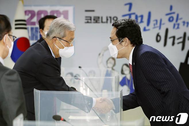 김종인 국민의힘 비상대책위원장이 15일 서울 용산구 대한의사협회를 방문해 코로나19 대응 및 백신 접종 계획 관련 간담회 전 최대집 의협 회장과 인사하고 있다. 2021.1.15/뉴스1 © News1 국회사진취재단