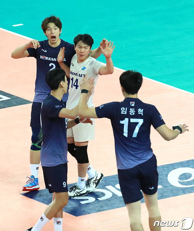 15일 오후 인천계양체육관에서 열린 프로배구 '도드람 2020-2021 V리그' 대한항공과 KB손해보험의 경기에서 대한항공 선수들이 임동혁의 득점에 환호하고 있다. 2021.1.15/뉴스1 © News1 구윤성 기자