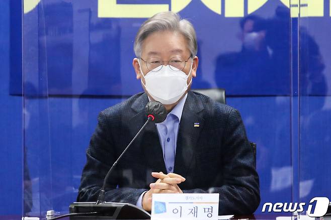 (경기=뉴스1) 진현권 기자 = 이재명 경기도지사는 15일 “1차는 보편 지원했고. 2·3차는 선별 지원했으니. 이제는 다시 보편지원 할 때가 됐다고 본다”고 밝혔다./뉴스1 © News1 박세연 기자