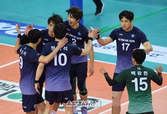 대한항공 선수들이 15일 인천 계양체육관에서 열린 2020-2021 V리그 남자부 대한항공과 KB손해보험의 경기에서 득점에 성공한 뒤 함께 기뻐하고 있다. 2021. 1. 15. 인천 | 박진업기자 upandup@sportsseoul.com