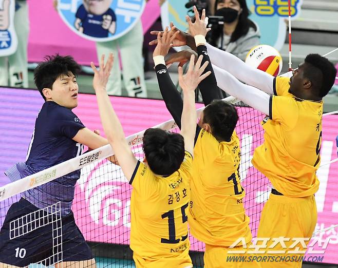 15일 인천 계양체육관에서 배구 V리그 남자부 대한항공과 KB손해보험의 경기가 열렸다. 대한항공 정지석이 KB손해보험 블로킹을 앞에 두고 스파이크를 날리고 있다. 인천=송정헌 기자 songs@sportschosun.com/2021.01.15/