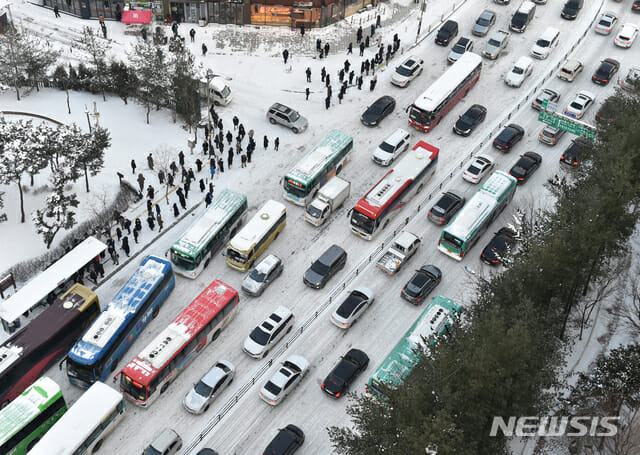 전국적으로 폭설을 동반한 강력한 한파가 이어진  7일 오전 경기도 수원시 영통구 망포역 인근 도로가 밤사이 내린 눈으로 차량정체를 빚고 있다. (사진=뉴시스)