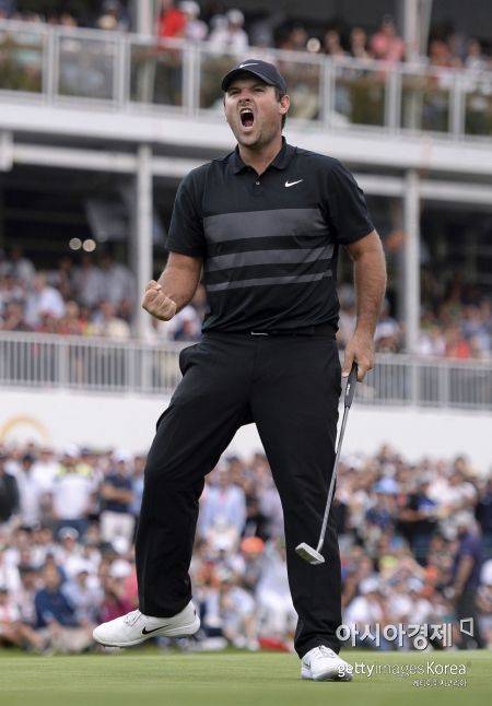 패트릭 리드가 지난해 멕시코챔피언십 최종일 17번홀에서 버디를 솎아낸 뒤 환호하는 모습. 멕시코시티(멕시코)=Getty images/멀티비츠