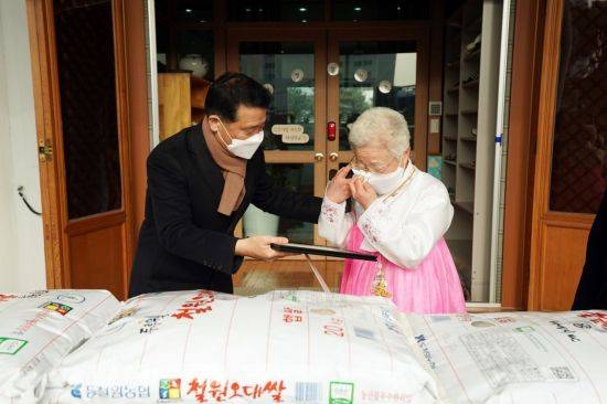 친절한 복희씨 눈물. 월곡2동 소외이웃을 위해 12일 쌀 1200kg을 기증한 신복희씨에게 이승로 성북구청장이 감사장을 전하자 신씨가 눈시울을 붉히고 있다.