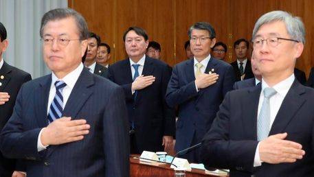 문재인 대통령과 최재형 감사원장이 2019년 11월 8일 오후 청와대에서 열린 반부패정책협의회에서 국기에 대한 경례를 하고 있다. 뒷쪽으로 윤석열 검찰총장,은성수 금융위원장도 보인다. /연합뉴스